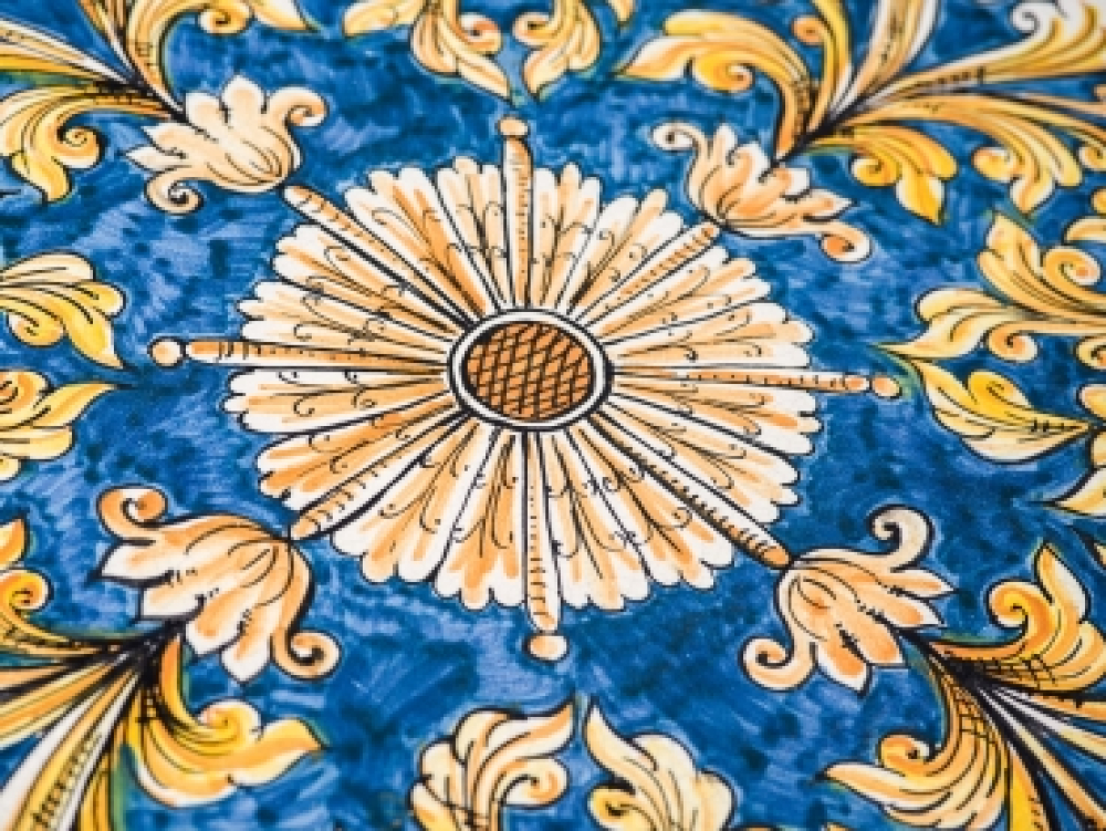 Table de jardin carrée en pierre de lave décorée de motifs floraux bleu et jaune